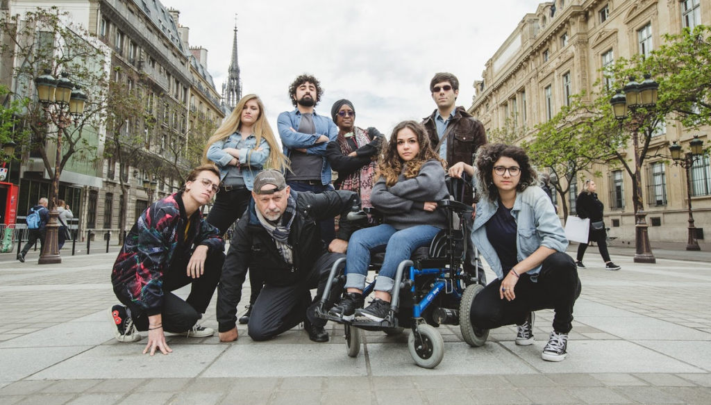 Une équipe composée de plusieurs personnes qui représentent la diversité à plusieurs niveaux : âge, mobilité, sexe, couleur de peau, style vestimentaire.