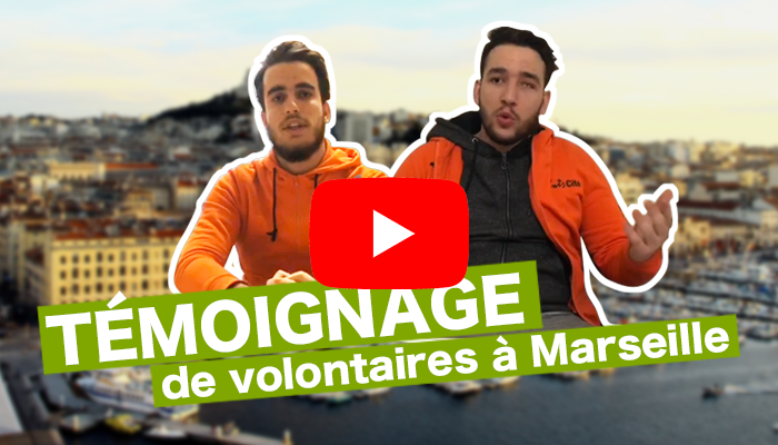 Aperçu de la vidéo où deux jeunes volontaires témoignent de leur expérience. Vêtus du pull orange de l'association Unis Cité. Arrière-plan : vue aérienne du vieux port de Marseille. Titre au premier plan : "Témoignage de volontaires à Marseille"