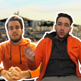 2 jeunes volontaires d'Unis Cité Marseille portant le pull orange de l'association