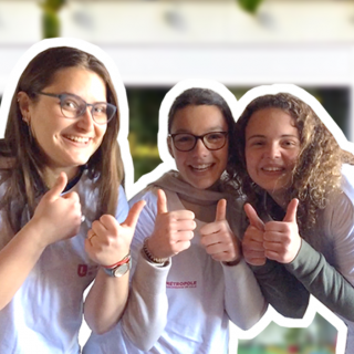 3 jeunes femmes enthousiastes