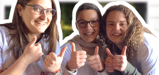 3 jeunes femmes enthousiastes